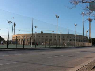 Per �ammirare� l�industria nel suo insieme raggiungiamo la fine della strada, l� dove si apre alla nostra vista l�Arena della Vittoria. Si tratta dell�ex stadio del Bari calcio, inaugurato nel 1934 e ristrutturato nel 1997